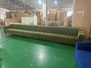 Canapé Chesterfield moderne en velours, forme allongée, tissus et éponges ignifuges, pour salon de villa. - Product Image 2