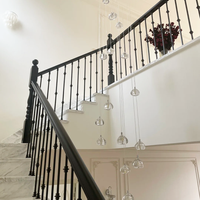 Rampe d'escalier moderne minimaliste en métal noir mat, facile à installer comme balustre pour escaliers intérieurs de villa