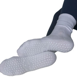 Chaussettes de yoga antidérapantes en coton avec logo brodé personnalisé, chaussettes de pilates antidérapantes pour femmes, beige et blanc café, personnalisables - Product Image 3