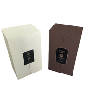 Boîte cadeau à fermeture magnétique rigide Emballage en carton à double porte ouverte sur le côté 2 pièces pour la manipulation de l'impression par stratification mate de parfum