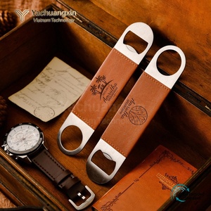 Ensemble de porte-clés ouvre-bouteille en cuir personnalisé avec nom et monogramme gravés pour cadeau - Product Image 3