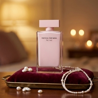 Perfume para Mujer en Botella Rectangular Rosa Pálido con Tapa de Terciopelo y Perlas, Aroma de Sillage Negro
