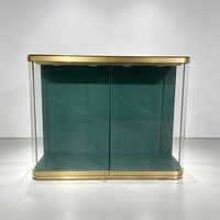 Vitrine murale incurvée sur mesure avec éclairage LED, cadre métallique doré verrouillable, pour exposition d'objets de musée et de galerie