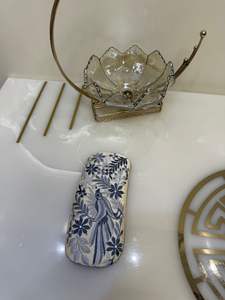 Estuche de anteojos de Estilo Vintage bordado a mano hecho a medida con flores artesanales. Ideal para viajeros diarios - Product Image 5