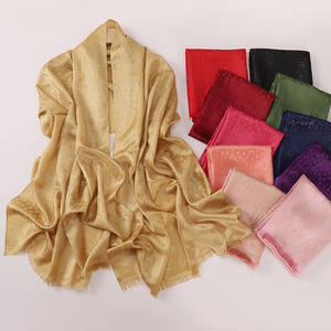 Sciarpa <span class=keywords><strong>di</strong></span> <span class=keywords><strong>seta</strong></span> <span class=keywords><strong>di</strong></span> nuovo Design Malaysia Indonesia tinta unita Jacquard sciarpa all'ingrosso satinata Premium musulmana da donna Tudung Hijab - Product Image 2