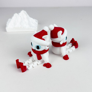 Statuetta di gatto natalizio da 10 cm in plastica con cappello e sciarpa per decorazioni natalizie - Product Image 3