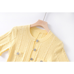 ~ Spot ~ Abito estivo elegante in maglia <span class=keywords><strong>giallo</strong></span> brillante con motivo geometrico Dongfeng, collo rotondo e fibbia in metallo, di alta qualità Nanyou - Product Image 2