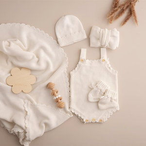 Bộ đồ sơ sinh cao cấp trung tính, bộ trang phục chào đón bé về nhà, gồm áo liền thân, bộ liền quần viền bèo, áo len đan, mũ len và khăn quàng - Product Image 3