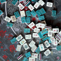 Jeu de Mahjong américain avec motif grue à couronne rouge chinoise et fleur de prunier, tuiles de Mahjong en acrylique marbré vert avec tapis de Mahjong assorti