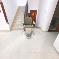Monte-escalier intelligent télécommandé : moteur silencieux, aide les personnes âgées à monter et descendre les escaliers en toute sécurité