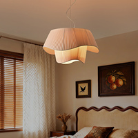 Lustre suspendu LED en tissu plissé superposé Ethereal Bloom, lampe à pétales ondulés, décoration organique moderne pour salle à manger