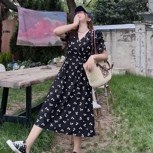 เดรสลายดอกคอวี รุ่น Runqi N8416 สีดำ แขนสั้น เอวธรรมชาติ สไตล์ลำลองสำหรับผู้หญิง ใส่ได้ทุกวัน สำหรับฤดูร้อน - Product Image 3