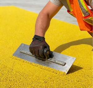 Gránulos de caucho EPDM resistentes a la intemperie, a los golpes y con estabilidad del color, para pisos deportivos multiusos de aplicación en húmedo, seguros para niños. - Product Image 1