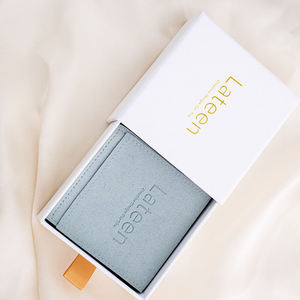 กล่องใส่เครื่องประดับไมโครไฟเบอร์สีขาวแบบสั่งทำพิเศษของ Lateen พร้อมโลโก้สลัก  บรรจุภัณฑ์พรีเมียมพร้อมถุงใส่เครื่องประดับไมโครไฟเบอร์หุ้มกระดาษ - Product Image 2