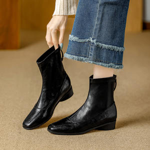 Botín de Mujer con Tacón Grueso y Punta Cuadrada, Cómodo y Multifuncional, con un Diseño de Estilo Retro - Product Image 2