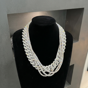 Collier ras du cou géométrique en or blanc massif avec chaîne à maillons et diamants Moissanite taille baguette pour femme, bijou de soirée - Product Image 1