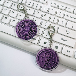 Portachiavi Kpop Purple Biscuit Cartoon Collaboration Cookie, Charm per Borsa in Acrilico con Lettera Personalizzata in Rilievo, Merchandise per Fan del Concerto - Product Image 3