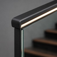 Balustrade d'escalier moderne sans cadre en verre avec éclairage LED intégré et main courante fine pour intérieur de luxe – Vente en gros directe usine