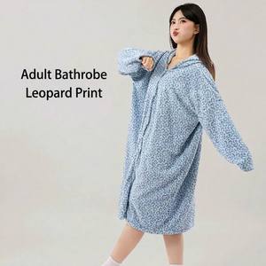 Nuevo Albornoz de Felpa Coral con Capucha y Estampado de Leopardo, Personalizado OEM, para Todas las Estaciones, Grueso, Absorbente, de Manga Larga, para Mujer - Product Image 4