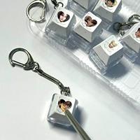 Porte-clés LED carré personnalisé au design créatif, en acrylique, motif dessin animé mignon, avec fonction clicker anti-stress, étanche, impression en relief