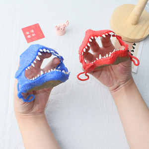 Marionnette de doigt amusante en forme de tête de dinosaure, en plastique TPR souple non toxique, avec langue et pattes, pour enfants, vente directe usine, marionnettes en caoutchouc - Product Image 1