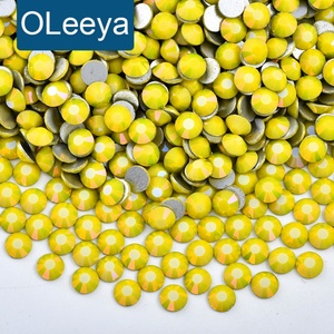 Strass en verre non thermocollants de couleurs claires en gros de l'usine Oleeya, strass en cristal à dos plat en vrac pour la décoration d'ongles - Product Image 1