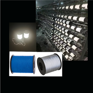 Hi <span class=keywords><strong>viz</strong></span> ด้ายเย็บผ้าอะคริลิคยาว1มม. กว้าง2มม. สีเงินสีเทาอ่อนสะท้อนแสงสองด้านสำหรับถักปลอกคอสุนัข - Product Image 1