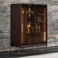 Armoire à vin en verre de luxe italienne Buffet de présentation moderne en bois massif pour la maison ou la villa pour les meubles de salon