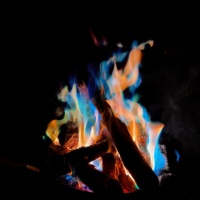 Usine professionnelle de paquets de feu changeant de couleur, flamme magique longue durée pour le camping et les produits de plein air
