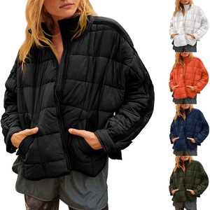 Ventes en gros de vestes d'hiver pour femmes de haute qualité, style décontracté, rembourrées, col en tissu matelassé, col montant, motif uni - Product Image 1