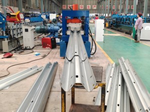 Macchina Professionale ad Alta Velocità per la Formatura di Guardrail Stradali per la Fabbricazione di Barriere di Sicurezza Autostradali - Product Image 1