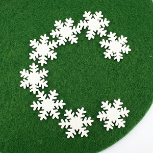 Decoraciones Navideñas de Copos de Nieve Blancos de Lana Hechos a Mano de 7 cm al por Mayor - Adornos de Guirnalda DIY para Regalos de Fieltro y Hilo - Product Image 3