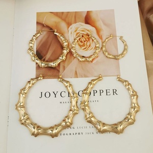 Pendientes de Aro Grandes de Latón con Diseño de Bambú, Estilo Punk Exagerado, Geométricos, de Aleación Dorada con Perla Principal, Tendencia Europea y Estadounidense - Product Image 3