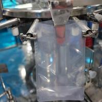 Machine de remplissage et de scellage de sachets Doypack pré-fabriqués pour sauces liquides et pâtes, avec fermeture éclair verticale