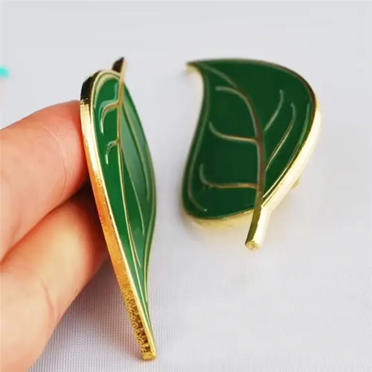 Maker diseño personalizado su propio logotipo fundido a presión hojas de dibujos animados forma insignias lindos Pines de Metal esmaltados para ropa
