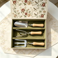 Coffret Cadeau Floral Vintage 3 Pièces : Outils de Jardin en Acier Inoxydable (Truelle, Cultivateur, Fourche) avec Manche en Bois – Idéal pour Jardiniers