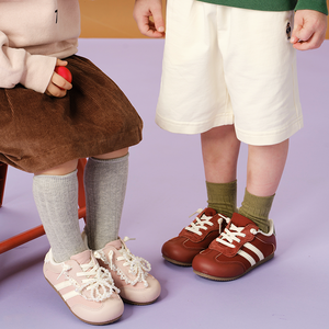 Chaussures décontractées minimalistes pour enfants - Baskets à lacets à semelle plate, baskets légères comme <span class=keywords><strong>des</strong></span> nuages, vêtements de sport polyvalents pour tous les jours - Product Image 1