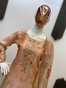 Ensemble Lehenga exclusif pour femmes avec Long Kurti et tenue ethnique indienne assortie de Dupatta Tenue de fête traditionnelle - Product Image 5