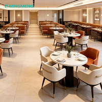 Ensemble de mobilier commercial : banquette en cuir, table et chaises de restaurant en marbre blanc et noir, canapé pour restaurant et café