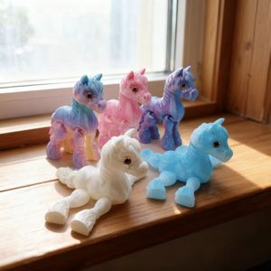 Proveedores de moda al por mayor: Adornos de juguete de plástico impreso en 3D de caballo pequeño congelado, modelo animal, para mercado nocturno, OEM personalizado - Product Image 5