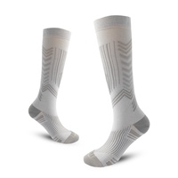 Chaussettes de compression sportives rayées tricotées montantes à séchage rapide anti-frottement en nylon ODM pour le cyclisme, la course et le saut