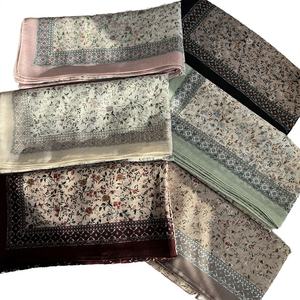 Hiyab Musulmán de Algodón Voile con Estampado Digital, 114*114cm, Pañuelo para la Cabeza, Multifuncional, para Uso Diario en Todas las Temporadas, Malasia, Indonesia - Product Image 4