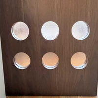 Porte fantôme avec design à trous ronds, motif imitation bois ; style minimaliste, idéale pour une utilisation dans la salle de bain.