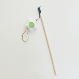 Varita de madera para gatos con juguete de tela, pluma y campana - Product Image 3