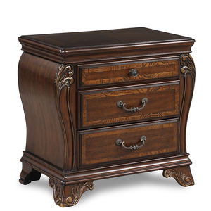 Mesita de Noche Tradicional de Lujo con 3 Cajones - Acabado en Nogal Oscuro, Detalles Tallados Ornamentales, Perfil Curvo, Mueble de Almacenamiento para Dormitorio - Product Image 1