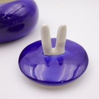 Cendrier en céramique sans fumée violet en forme de V avec couvercle et lèvres décoratives, accessoire de fumeur original pour cigarettes – Vente en gros