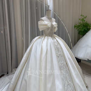 Robe de mariée moderne OY037 en satin à épaules dénudées avec appliques florales en dentelle, traîne chapelle longue pour femme - Product Image 2