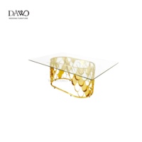 Table rectangulaire de luxe avec plateau en verre, base en métal à motif échelle dorée pour réception de mariage