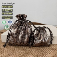 Sacs à cordon imprimés léopard recyclables Wild-Chic |   Pochette de luxe en peau de python pour cadeaux de fêtes |   Tendance : Impression sur écran