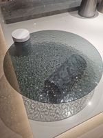 Table basse en verre trempé avec base cylindrique en marbre blanc